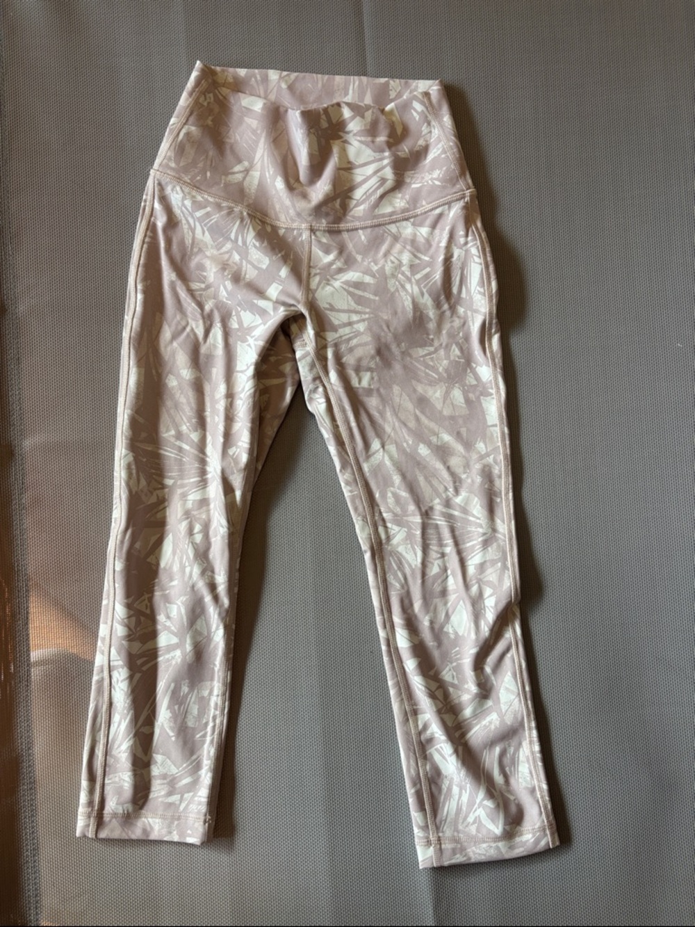 U athletica beige tan Abstract High-Rise cropped Leggings sz 4